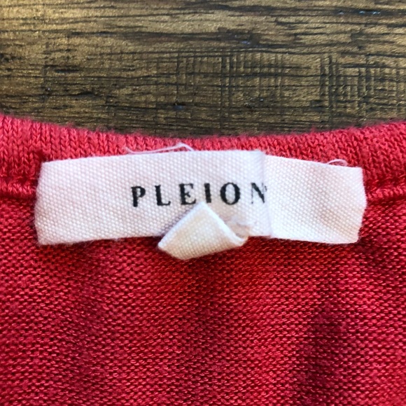 Cold Shoulder Tunic by Pleion in Size Medium. - Picture 2 of 3